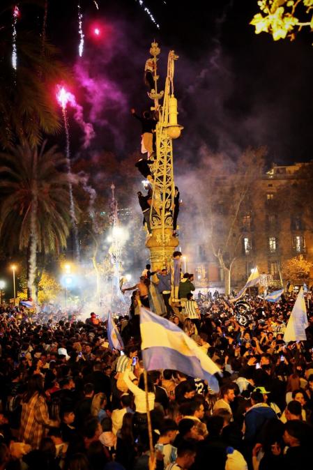 Miles de personas celebran en Barcelona la victoria de Argentina sobre Francia en la final del Mundial de Qatar