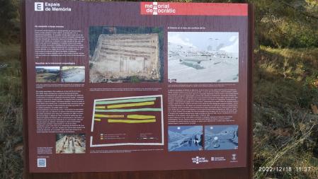Paneles informativos del Espacio de Memoria Histórica de la fosa común (1938) de la Guerra Civil en El Soleràs.