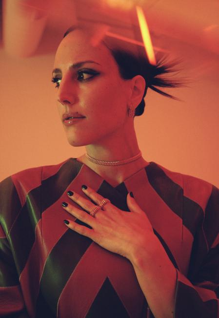 irresistible
Collar y pendientes Clash (doble 
hilera en oro rosa) y anillos Clash, uno con 
engaste de diamantes talla brillante. Abrigo de piel colección Cosmogonie de 
Gucci.Todo el maquillaje de Givenchy