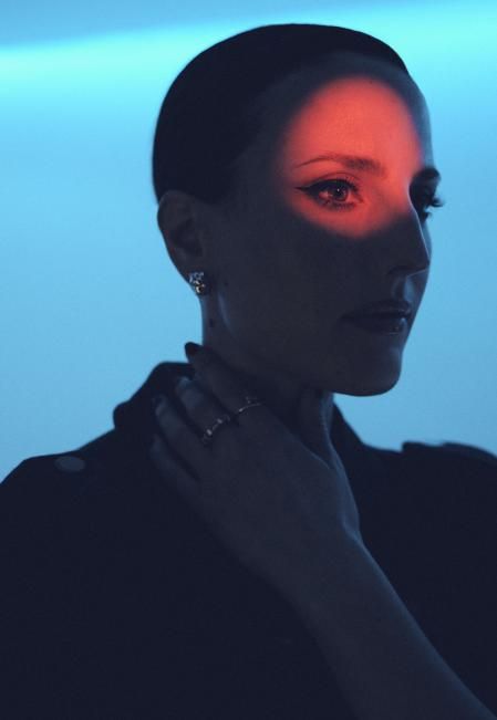 Pendientes Panthère en oro 
amarillo, laca negra, ónix granates 
tsavoritas y diamantes tallabrillante. 
Anillos Juste un Clou y Écrou de 
Cartier realizados en oro rosa. Estilo militar  
Capa de punto con charretas 
de Naulover