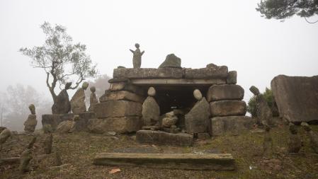 Pesebre de piedra de Sant Boi de Lluçanès entre la niebla.