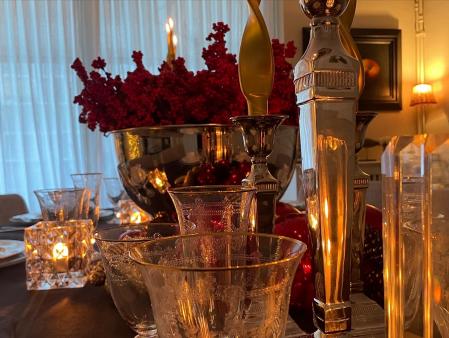 Mesa donde la champanera y las bayas de tonos rojos son los protagonistas