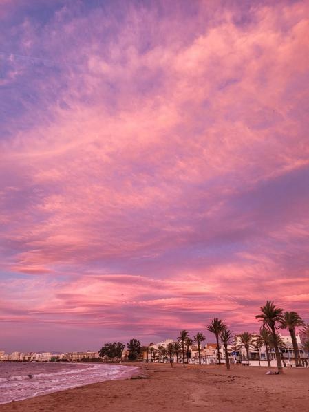 Cielo rosado con nubes lenticulares al amanecer en Roses.
