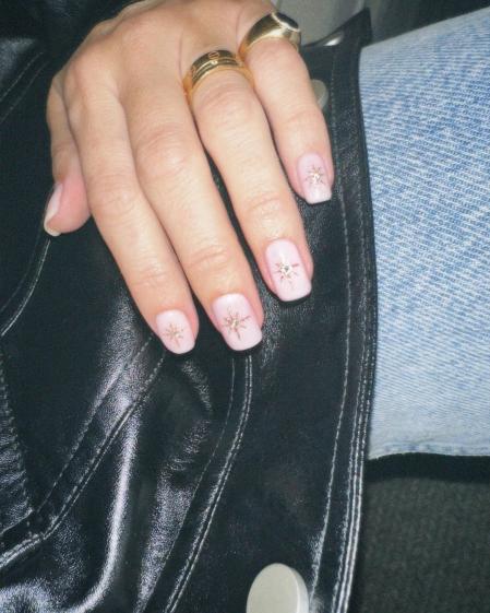 María Pombo apuesta por un tono rosa y el grafismo de una estrella de navidad