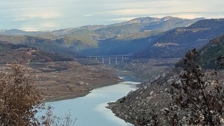 Sequía en el pantano de Rialb.