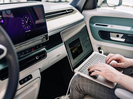 El vehículo está dotado con múltiples puertos de conexión USB-C, que cargan cualquier dispositivo con rapidez&nbsp;