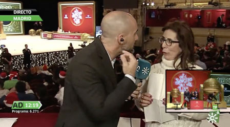 Momento en que 'Andalucía Directo' de Canal Sur charla con una mujer ganadora de 3.000 euros en la Lotería de Navidad