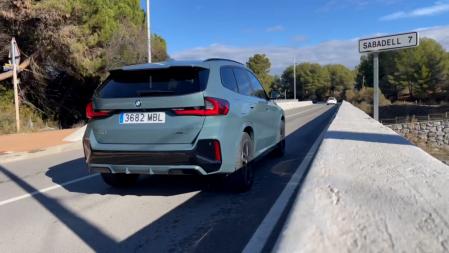 Tal vez la parte estética que más gana sea su zaga, ahora de estilo más contundente y deportiva.