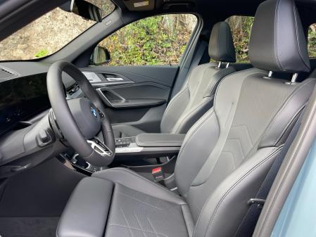 Las plazas delanteras son realmente confortables, ya sea en su configuración de serie o como en ésta, de estilo deportivo y opcionales.