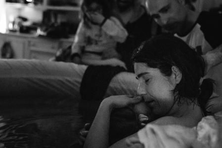 El parto de la hija de Mireia Lanaspa fue documentado por una fotógrafa especialista en imágenes de partos y recién nacidos.