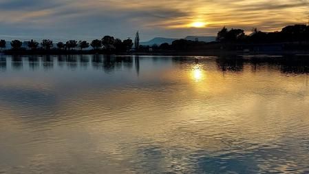Reflejos al atardecer en el estanque del Parc de l'Agulla.