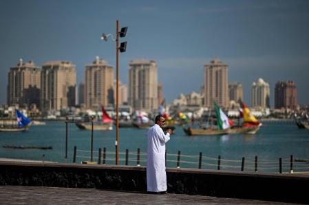 Un hombre bebe café en la playa de Katara en Doha el 30 de noviembre de 2022, durante el torneo de fútbol de la Copa Mundial de Qatar 2022