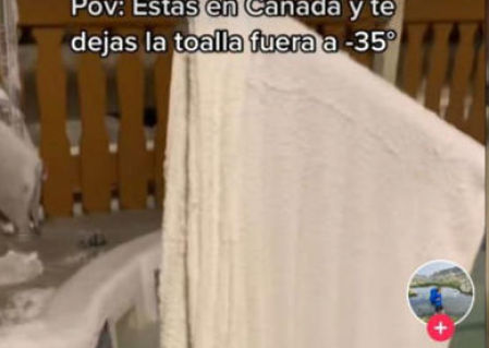 Dejó la toalla en la barandilla de la piscina