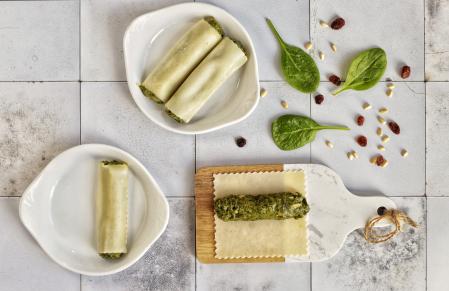 Elaboración de canelones de espinacas con pasas y piñones