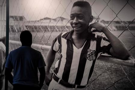 Un visitante mira una imagen de la leyenda del fútbol brasileño Edson Arantes do Nascimento 'Pele', exhibida en el Museo Pele, en Santos, Brasil
