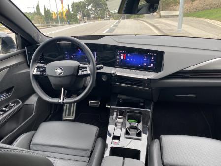 Dos grandes pantallas digitales unidas de 10 pulgadas presiden el interior 