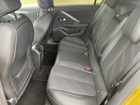 Tapicería de piel y espacio correcto para tres ocupantes en las plazas traseras 