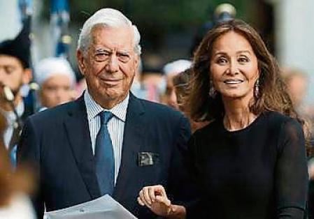 GRAF570. OVIEDO, 19/10/2018.- El escritor peruano Mario Vargas Llosa e Isabel Preysler, a su llegada a la ceremonia de entrega de los Premios Princesa de Asturias celebrada esta tarde en el Teatro Campoamor de Oviedo. EFE/J. L. Cereijido.