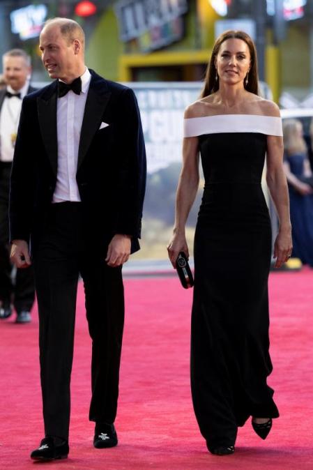 Kate Middleton con vestido negro y blanco de Roland Mouret en la premiere de 'Top Gun: Maverick' en Londres