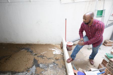 Un vei de Montcada ha de conviure desde fa dies amb inundacions d'aigües fecals a la seva casa sense que ningú li doni solucions