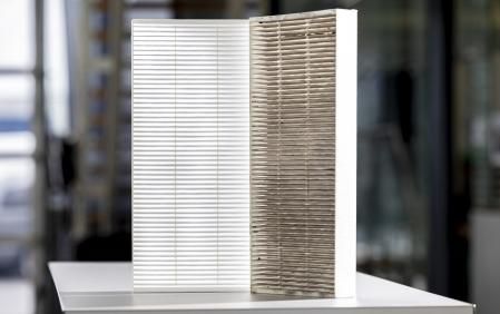 En el lado derecho, uno de los filtros después de dos meses de uso.