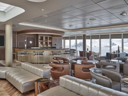Lounge de observación interior del buque, totalmente rediseñado