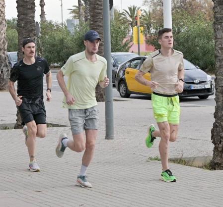 Henrik, Filip y Jakob Ingebrigtsen, trotando por la Vila Olímpica, este viernes