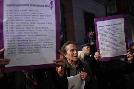 Un grupo de personas que se ha concentrado para protestar por el repunte de asesinatos machistas este mes, muestran carteles con los nombres de las fallecidas, frente al Ministerio de Justicia, a 29 de diciembre de 2022, en Madrid (España). La Comisión 8M ha convocado con urgencia está concentración ya que este mes de diciembre es el que más feminicidios ha concentrado en todo el año 2022. Ocho mujeres han muerto a manos de sus parejas o exparejas este diciembre lo que eleva el total de fallecidas por violencia machista en lo que va de año a 46.
29 DICIEMBRE 2022;VIOLENCIA DE GÉNERO;VIOLENCIA MACHISTA;FEMINICIDIO;MACHISMO;FEMINISMO;MANIFESTACIÓN;PROTESTA;REIVINDICACIÓN;ESCUELA FEMINISTA;
Fernando Sánchez / Europa Press
29/12/2022