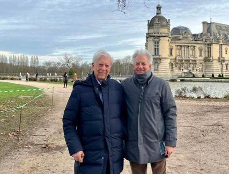Mario Vargas Llosa y su hijo mayor, Álvaro, este sábado junto al castillo de Chantilly
