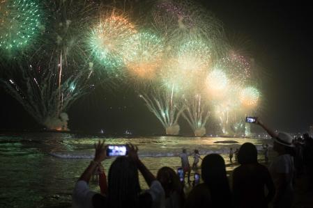 Los tradicionales fuegos artificiales de Año Nuevo iluminan el cielo en la playa de Copacabana, en Río de Janeiro, Brasil