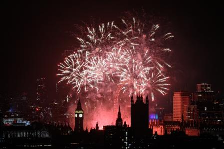 Los fuegos artificiales de Nochevieja se ven sobre el horizonte de Londres desde el ascensor 109 en la central eléctrica de Battersea