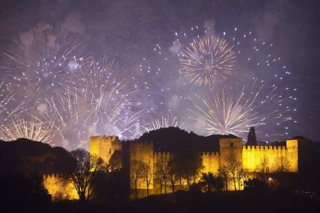 El Castillo de San Jorge en Lisboa, iluminado por la pirotecnia en los primeros minutos del domingo 1 de enero de 2023