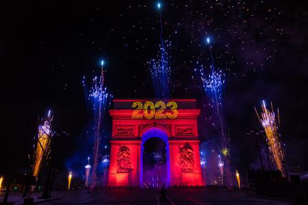 Un espectáculo de luces y fuegos artificiales en el Arco del Triunfo de París, en la avenida de los Campos Elíseos