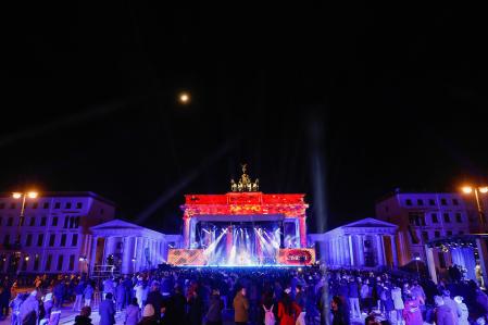 La Puerta de Brandenburgo se ilumina antes del Año Nuevo, en Berlín