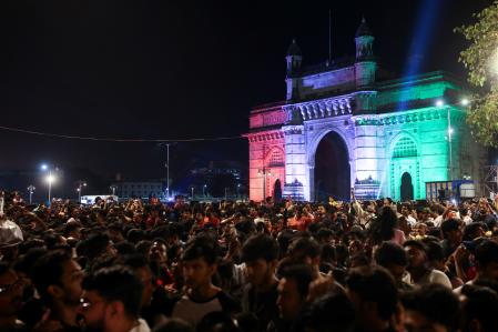 Miles de personas se reúnen frente a la Puerta de la India, en Bombay, para celebrar el Año Nuevo