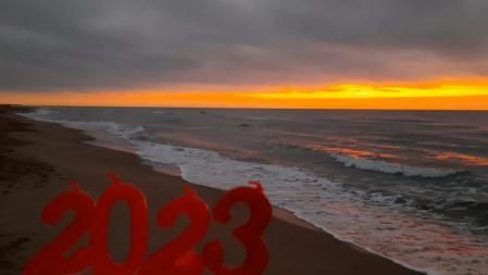 Primer amanece de 2023 en la playa de Gavà.