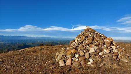 Montículos de piedras de la suerte en el Montcau.