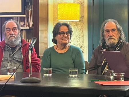 Els germans Castells, Jordi, Dolors i Josep, en la presentació del llibre del seu pare, Pepe Castells i Pubill, 'Papers de la guerra'