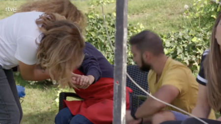 Anabel Alonso, atendida por los médicos de 'MasterChef Navidad' tras cortarse un dedo