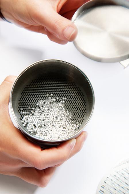 A mano y mediante un colador se escoge la medida exacta que requiere cada pieza