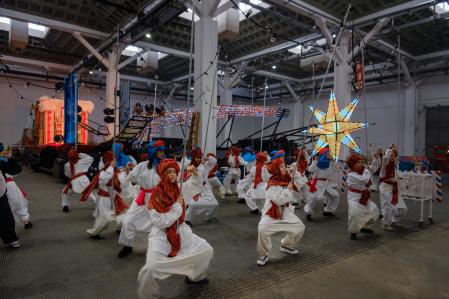 La cabalgata de los Reyes Magos de Barcelona cuenta con la participación de más de mil personas