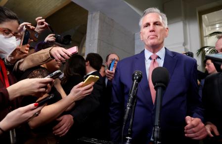 El líder republicano de la Cámara de Representantes de los Estados Unidos, Kevin McCarthy (R-CA), habla con reporteros después de una reunión del caucus republicano de la Cámara de Representantes el primer día del 118º Congreso en el Capitolio de los Estados Unidos en Washington, Estados Unidos, el 3 de enero de 2023.