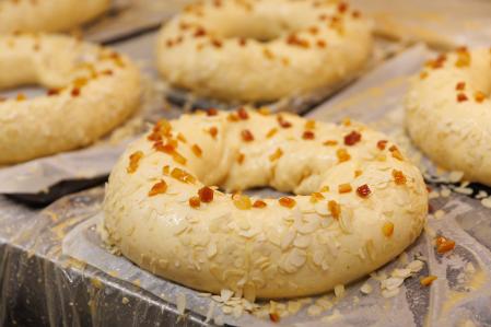 Un roscón en fase de elaboración en la pastelería Panadarío en Madrid.