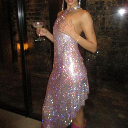 Dua Lipa con su vestido repleto de brillo para celebrar la llegada de nuevo año