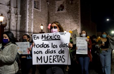 Colectivos feministas participan hoy de una marcha por el Día de Muertos y en protesta por los miles de feminicidios y desapariciones de mujeres en el país, en la ciudad de Saltillo, estado de Coahuila (México). México mantuvo vivo el Día de Muertos en un festejo híbrido acorde a los tiempo de la pandemia y mientras unos estados el país mantuvieron los panteones abiertos, para millones de familias la tradicional festividad transcurrió en casa, incluso miles la celebraron de manera virtual.