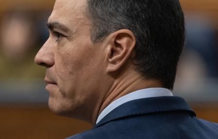 El presidente del Gobierno, Pedro Sánchez, durante una sesión plenaria, en el Congreso de los Diputados, a 21 de diciembre de 2022, en Madrid (España). El Pleno del Congreso debate la Ley de los Mercados de Valores y de los Servicios de Inversión, que encarará así su último trámite en la Cámara Baja para pasar a su tramitación en el Senado. Con la nueva norma, se reforzarán los controles de servicios de criptoactivos y, entre otras medidas, se permitirá que se suspenda la autorización a un proveedor de servicios en el caso de que este cometa una infracción muy grave. El Pleno del Congreso también aborda la nueva Ley de Empleo, por la que se modificará el Estatuto de los Trabajadores para que, en caso de despido colectivo, la Inspección de Trabajo y Seguridad Social se pronuncie sobre la concurrencia de las causas especificadas por la empresa en la comunicación inicial del Expediente de Regulación (ERE).
21 DICIEMBRE 2022;MERCADO DE VALORES;CONGRESO;TRABAJO;ERE;SENADO
Eduardo Parra / Europa Press
21/12/2022