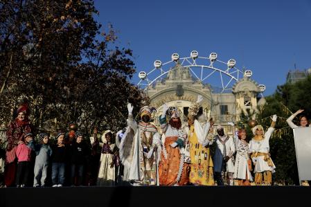 Los Reyes Magos de Oriente han saludado a los presentes antes de iniciar la cabalgata por Barcelona