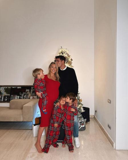 Alice Campello, embarazada de Bella, y Álvaro Morata con sus tres hijos Leonardo, Alessando y Edoardo