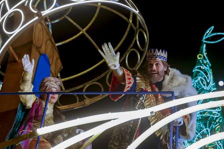 El rey Gaspar saluda a los niños durante la Cabalgata de los Reyes Magos celebrada este jueves en Madrid