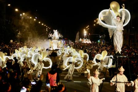 La cabalgata de los Reyes Magos transcurriendo, ya de noche, por las calles de Barcelona